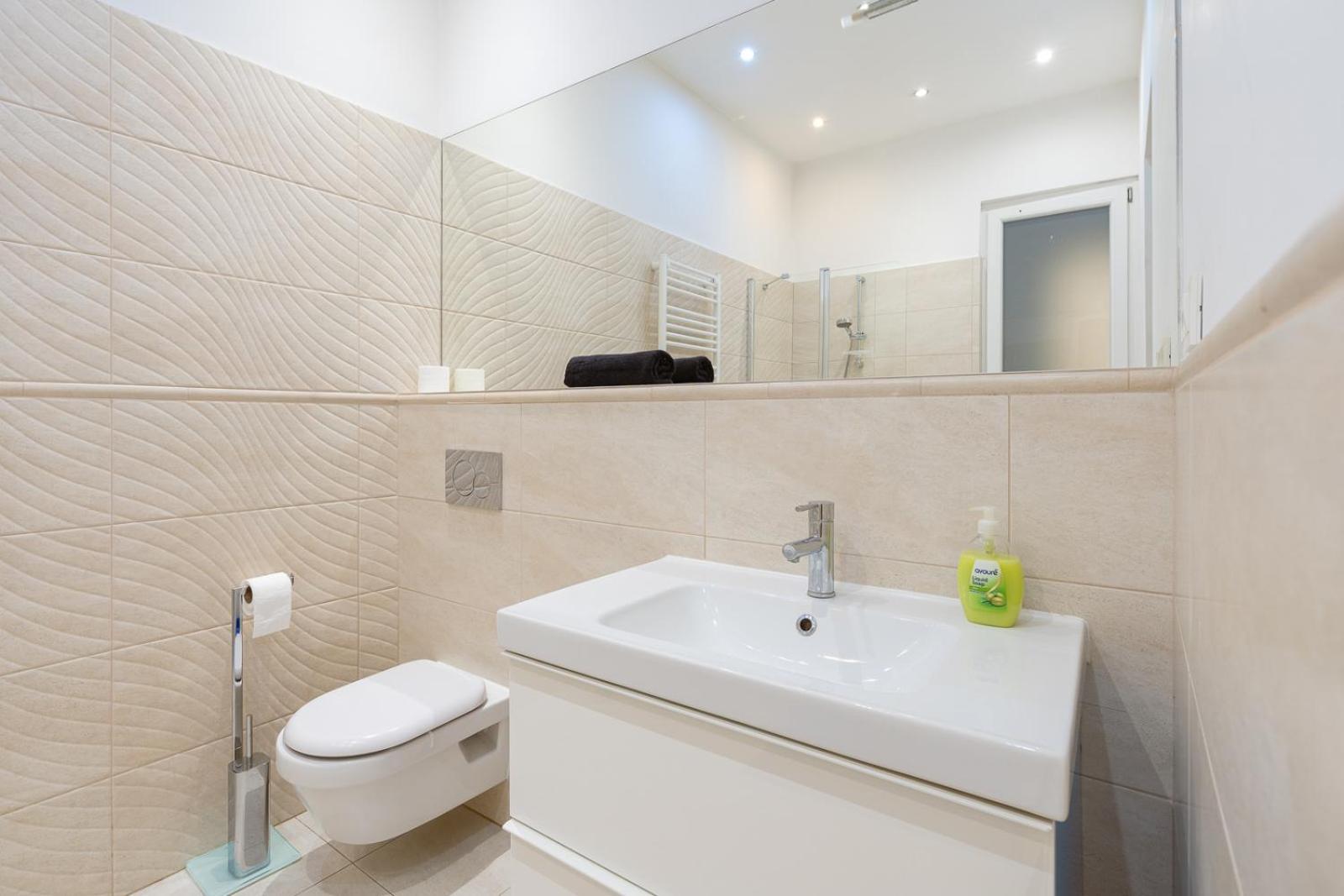 Garys Bright And Spacious Two Bedroom Flat Near Danube Boedapest Buitenkant foto