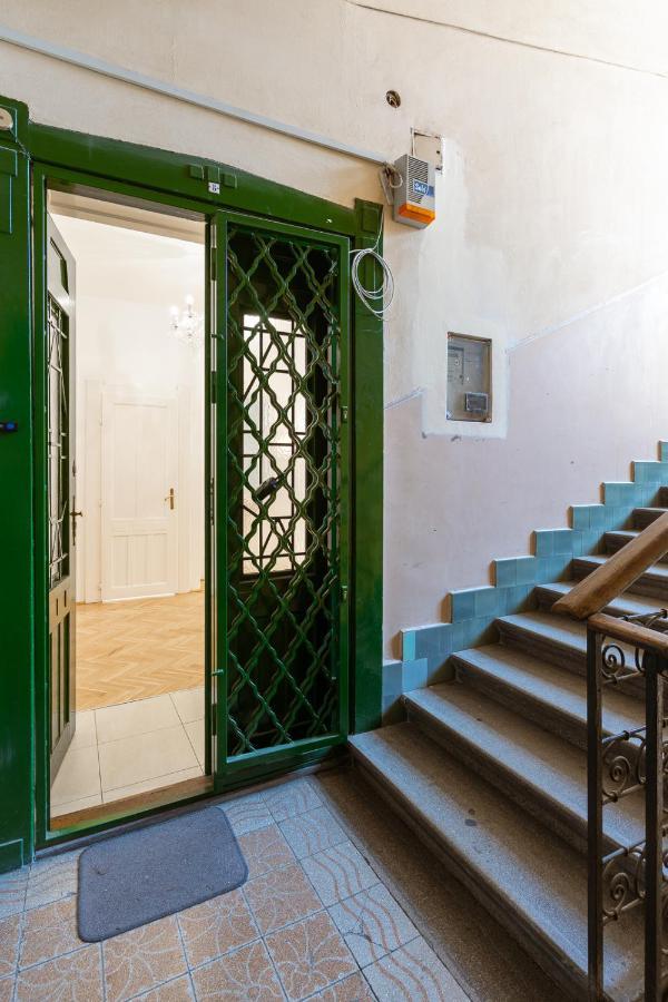 Garys Bright And Spacious Two Bedroom Flat Near Danube Boedapest Buitenkant foto